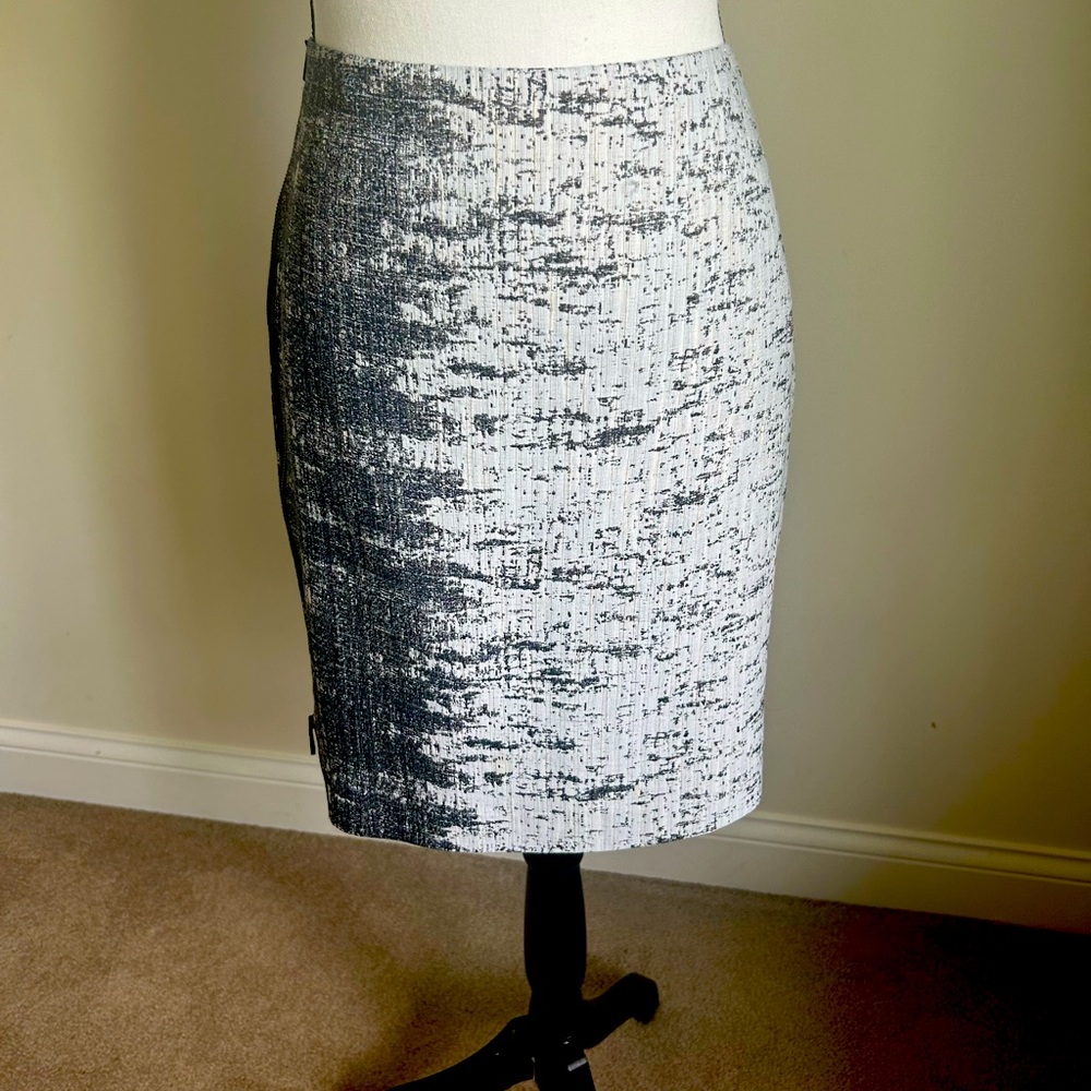 Elie Tahari navy & white side zip skirt, size 10